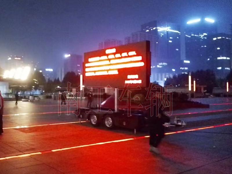 6.8平方LED廣告拖車，自動(dòng)升降旋轉(zhuǎn)工具拖車