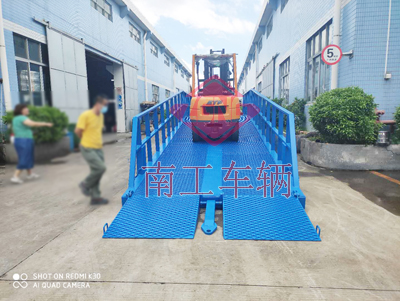 1675732790190017.jpg 12噸移動(dòng)式登車橋 高護(hù)欄5I.jpg