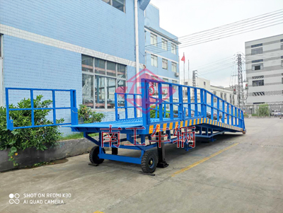 1675732800840757.jpg 12噸移動(dòng)式登車橋 高護(hù)欄3I.jpg