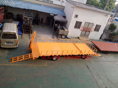 1677037649924529.jpg 5噸帶登車(chē)橋護(hù)欄型平板拖車(chē)6I.jpg