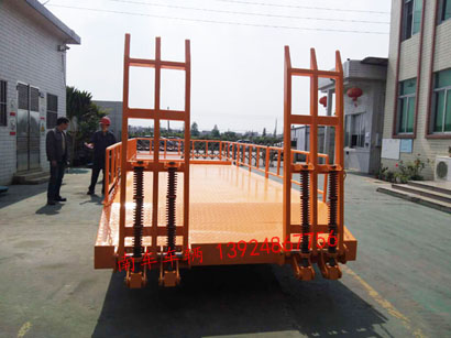 1677037682907694.jpg 5噸帶登車(chē)橋護(hù)欄型平板拖車(chē)5i.jpg