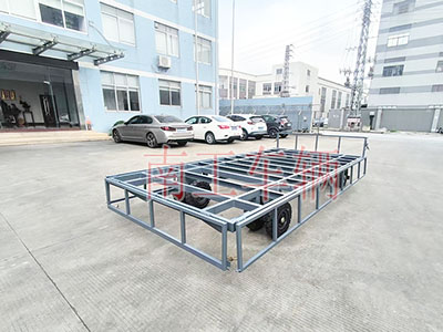 1754271818741416.jpg 4噸骨架式平板拖車 帶下翻護(hù)欄工具拖車5I.jpg